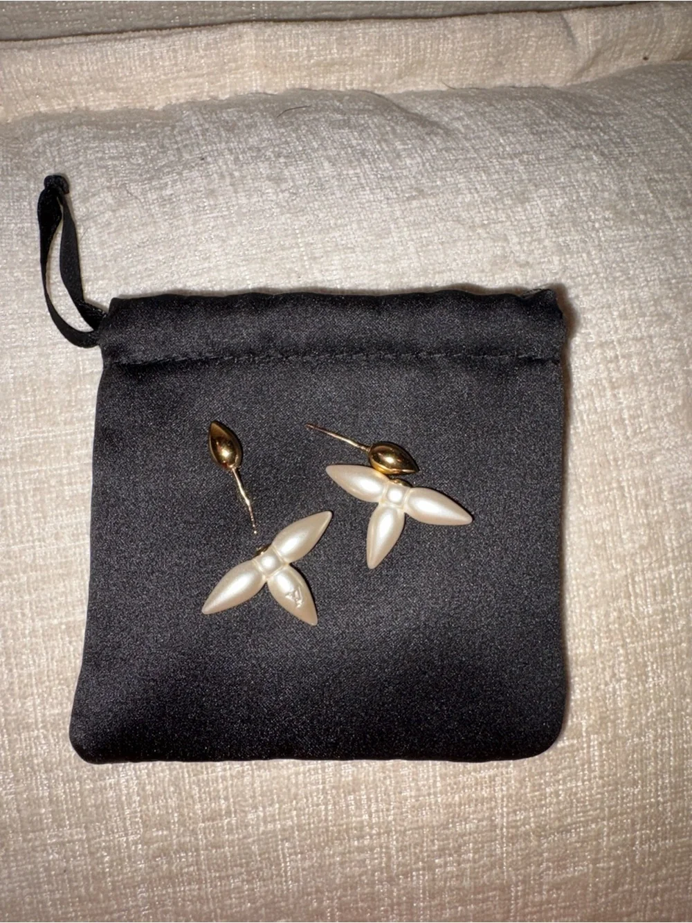 100% authentic Louis Vuitton Louisette earrings in pink pearl! Collector piece